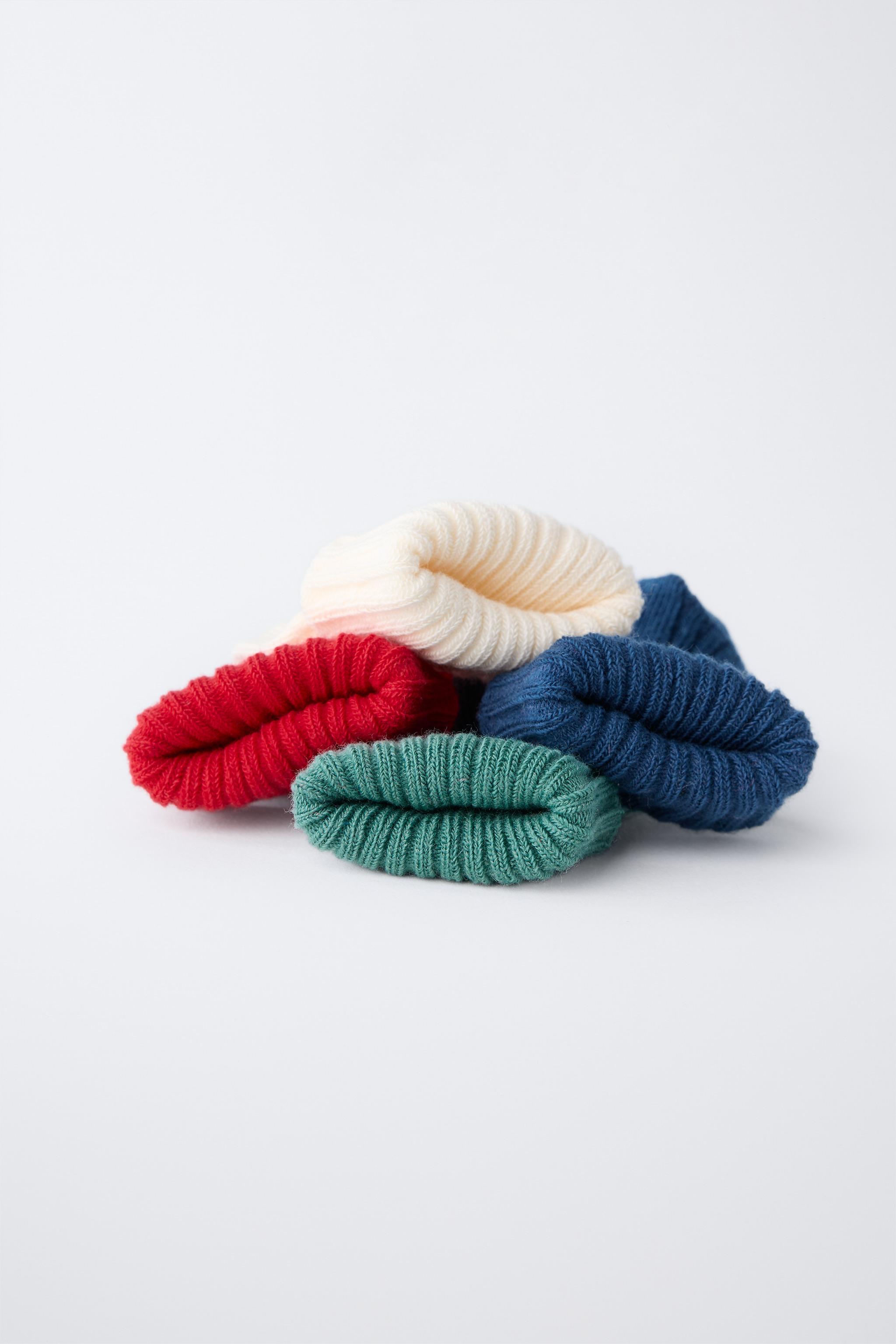 LOT DE QUATRE CHAUSSETTES COULEURS DANS UNE BOÎTE